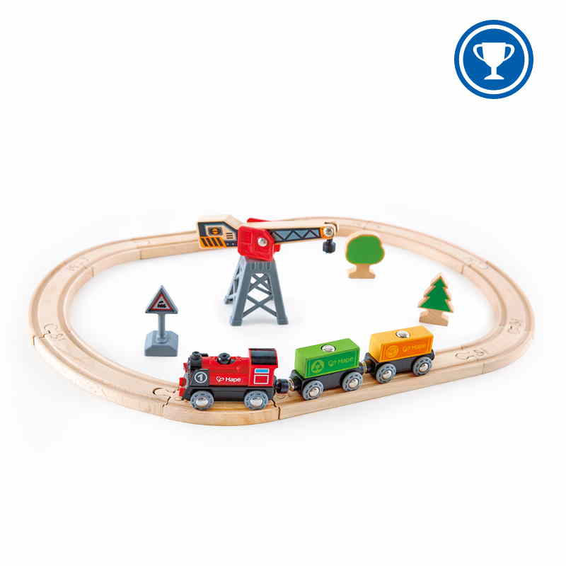 PISTA CON LOCOMOTIVA A BATTERIA E GRU